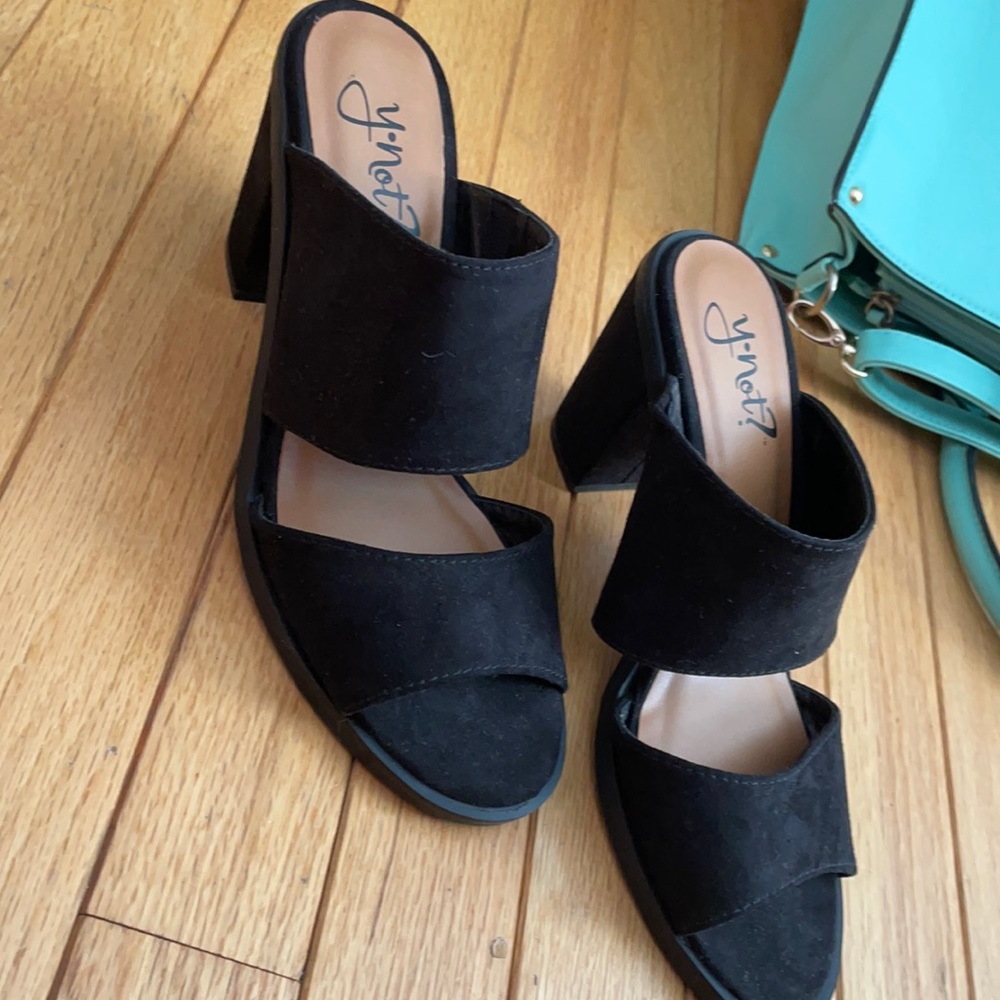 Cutest comfiest sandal style black heels!